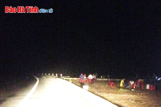 Bán hàng bên đường tiềm ẩn nguy cơ tai nạn giao thông ảnh 1