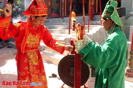 ...và đánh trống khai hội