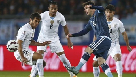 Messi và các đồng đội gặp nhiều khó khăn trước hàng thủ có tổ chức của Uruguay