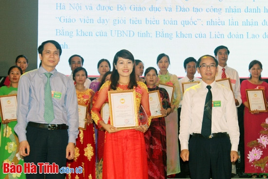 Thứ trưởng Bộ GD&ĐT Phạm Mạnh Hùng và Phó Chủ tịch Thường trực UBND tỉnh Nguyễn Thiện trao chứng nhận tôn vinh các tập thể, cá nhân điển hình tiên tiến ngành giáo dục Thứ trưởng Bộ GD&ĐT Phạm Mạnh Hùng và Phó Chủ tịch Thường trực UBND tỉnh Nguyễn Thiện trao chứng nhận tôn vinh các tập thể, cá nhân điển hình tiên tiến ngành giáo dục