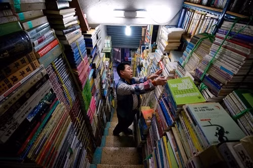 Phố được hình thành từ sau chiến tranh Triều Tiên khi người dân tị nạn ở Busan kiếm sống bằng cách bán những cuốn sách, tạp chí bị quân chiếm đóng bỏ lại. Khi đó, mọi người trên khắp Hàn Quốc đến đây để tìm sách cổ, văn bản quý hiếm và tài liệu tham khảo. Ảnh: Seoulselection.