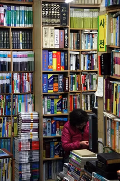 Con phố thường tắc nghẽn trước khi bắt đầu một học kỳ mới. Bởi đó là lúc các học sinh trung học, phổ thông và phụ huynh cố gắng mua được những cuốn sách với giá thỏa thuận, thậm chí là cả sách giáo khoa mới giảm giá.