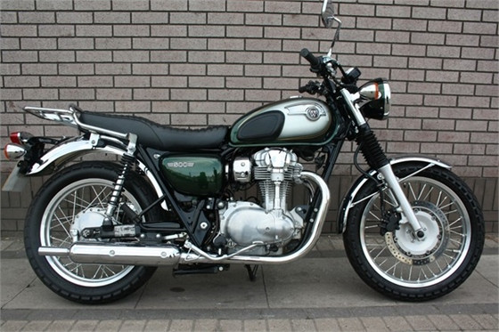 Kawasaki W800 giới thiệu từ 2011. Xe trang bị động cơ xi-lanh đôi, dung tích 773 phân khối, làm mát bằng gió, công suất 47 mã lực tại 6.500 vòng/phút và mô-men xoắn cực đại 60 Nm tại 2.500 vòng/phút.Tuy nhiên W800 không được trang bị chống bố cứng phanh ABS và nhiều công nghệ an toàn khác. Ảnh: CX500