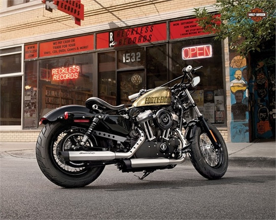 Harley-Davidson Forty-Eight là cái tên tồn tại khá lâu trên thị trường, từ 1948. Vượt qua nhiều chiếc Harley khác, Forty-Eight được chọn là một trong những chiếc naked bike cổ điển nổi bật nhất của hãng xe Mỹ. Forty-Eight sở hữu động cơ Big Twins 1.200 phân khối. Hệ thống phun xăng điện tử ESP FI, truyền động dây đai đặc trưng của Harley-Davidson. Côn tay kết hợp hộp số 5 cấp. Mô-men xoắn cực đại 107 Nm tại 3.250 vòng/phút. Ảnh: Harley-Davidson