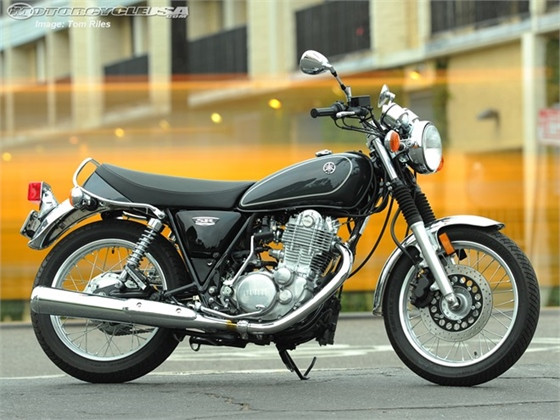 Yamaha SR400 được hãng xe Nhật Bản sản xuất từ 1978 dành riêng cho thị trường nội địa. Đến 2014, SR400 mẫu xe mang dáng vẻ cổ điển này được bán tại thị trường châu Âu, Mỹ và châu Đại Dương. Phiên bản 2015 ra mắt tháng 3 năm ngoái vẫn duy trì kiểu dáng cổ điển như trước đây và được bổ sung thêm một số chi tiết mang tính hiện đại. SR400 sử dụng động cơ 399 phân khối, làm mát bằng không khí, xi-lanh đơn, công suất 23 mã lực tại 6.500 vòng/phút và mô-men xoắn cực đại 27,4 Nm tại 3.000 vòng/phút. Ảnh: MotorcycleUSA.