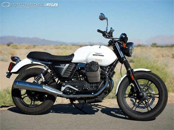 Moto Guzzi V7 xuất hiện lần đầu trên thị trường xe vào năm 1971. Sau hơn 30 năm có mặt trên thị trường, Guzzi V7 vẫn được nhiều người chọn mua. Phiên bản mới của Guzzi V7 sử dụng động cơ V-Twin, 744 phân khối, công suất 50 mã lực tại 6.200 vòng/phút và mô-men xoắn cực đại 58 Nm tại 5.000 vòng/phút, đi cùng hộp số 5 cấp. Ảnh: MotocycleUSA