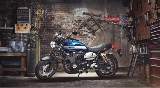 XJR1300 được thiết kết với cảm hứng từ một chương trình xe độ mang tên Rhapsody in Blue của Yamaha. Hãng xe Nhật Bản bổ sung nhiều chi tiết phá cách cho XJR1300 để tạo thêm sự đặc biệt cho mẫu xe cổ điển này, tương tự như cách họ đã thực hiện với Star Bolt. XJR1300 trang bị động cơ I-4, 1.251 phân khối, công suất 96,4 mã lực tại 8.000 vòng/phút và mô-men xoắn cực đại 108 Nm tại 6.000 vòng/phút. Ảnh: Yamaha.