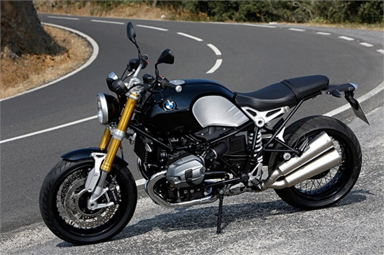 BMW R nineT xuất hiện lần đầu tiên 2014 mang trên mình thiết kế đầy tính hoài cổ. Cung cấp sức mạnh cho xe là động cơ boxer điển hình của BMW, dung tích 1.170 phân khối, làm mát bằng gió và dung dịch, công suất 110 mã lực, mô-men xoắn cực đại 119 Nm. Ảnh: BMWMotorrad.