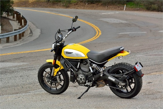 Ducati Scrambler ra mắt tại triển lãm EICMA 2014 được coi là một trong những dòng xe chiến lực của hãng xe Italy. Scrambler không phải là cái tên xa lạ, bởi nó từng được Ducati sử dụng từ 1962 đến 1974. Quyết định hồi sinh mẫu xe này, Ducati cũng đã thực hiện nhiều thay đổi cho sản phẩm của mình. Tuy nhiên, Scrambler vẫn kết hợp hài hòa những đường nét cổ điển và hiện đại. Cung cấp sức mạnh cho xe là khối động cơ Testastretta L-Twin, dung tích 806 phân khối, công suất 75 mã lực và mô-men xoắn cực đại 67,7 Nm. Trọng lượng của xe ở mức 170 kg. Ảnh: Ducati.