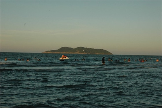 8. Hòn Ngư (Nghệ An) cách biển Cửa Lò khoảng 4 km. Do đó, nhiều du khách thường sắp xếp chuyền du lịch hai trong một tại đây. Đảo là nơi thích hợp để nghỉ ngơi, thư giãn, tắm biển và khám phá thiên nhiên. Ảnh: Otofun.