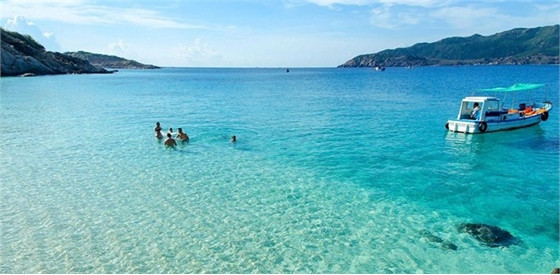 5. Đảo Bình Ba (Khánh Hòa) - hay còn gọi là đảo tôm hùm - đẹp, thanh bình với những bãi biển trong vắt. Ảnh: Coban Nguyen Nguyen.