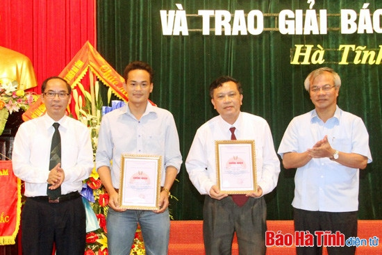 Mít-tinh kỷ niệm 90 năm Báo chí cách mạng và trao Giải Báo chí Trần Phú ảnh 10