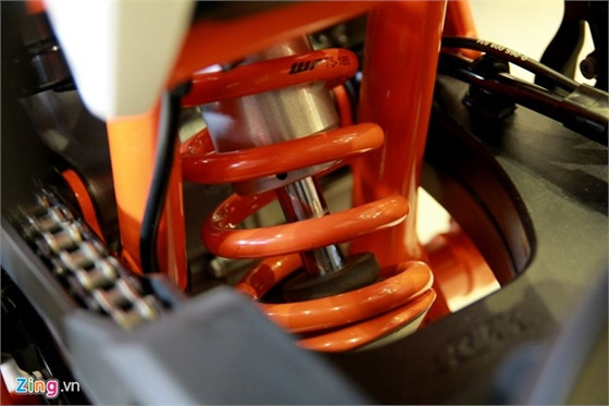 690 Duke R được trang bị monoshock phía sau có thể điều chỉnh, kết hợp với gắp đôi bằng hợp kim.