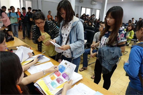 Thí sinh và phụ huynh nhận giấy báo dự thi THPT quốc gia tại văn phòng Bộ GD-ĐT ở TP.HCM - Ảnh: N.Hùng