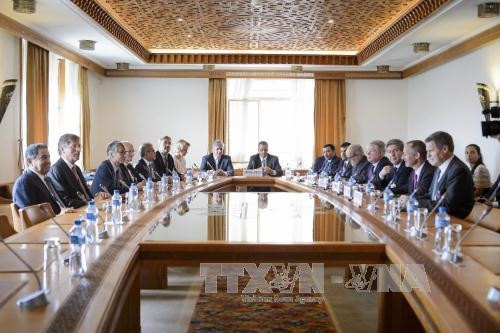 Đặc phái viên LHQ về Yemen Ismail Ould Cheikh Ahmed (giữa) và đại diện các nước G16 tại cuộc họp trước thềm đàm phán ở Geneva ngày 14/6. Ảnh: AFP-TTXVN Đặc phái viên LHQ về Yemen Ismail Ould Cheikh Ahmed (giữa) và đại diện các nước G16 tại cuộc họp trước thềm đàm phán ở Geneva ngày 14/6. Ảnh: AFP-TTXVN