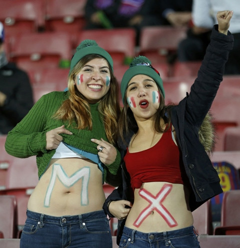 Một cách để cổ vũ đội nhà rất đáng yêu của các cô gái đến từ Mexico