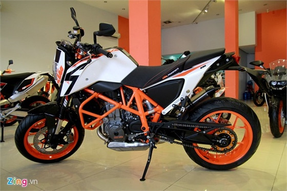 KTM 690 Duke R là mẫu naked bike hạng trung của hãng môtô Áo. So với phiên bản tiêu chuẩn Duke 690, bản R được nâng cấp nhiều món đồ chơi thể thao.