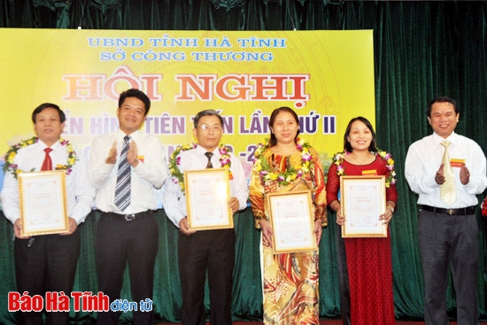 Lãnh đạo Sở Công thương trao tặng bằng khen cho các tập thể và cá nhân có thành tích xuất trong phong trào thi đua giai đoạn 2010 – 2015.