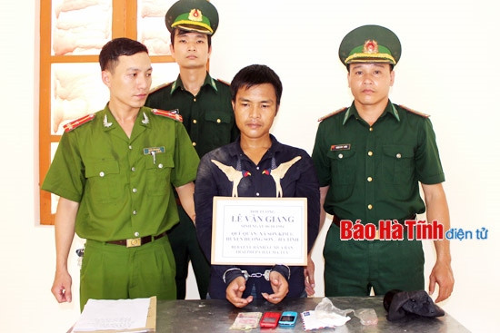 Mua ma túy về dùng và chia nhỏ bán cho các con nghiện để kiếm lời ảnh 1