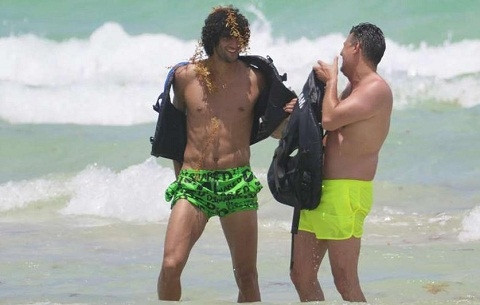 Tiền vệ của Man United Marouane Fellaini cũng đến bãi biển ở Miami để nghỉ mát