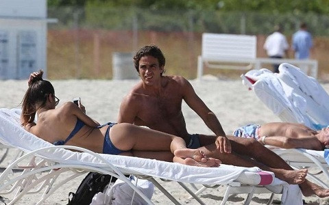 Tiền đạo của AC Milan Alessandro Matri tắm nắng trên bãi biển ở Miami (Mỹ) cùng cô bạn gái Federica Nargi