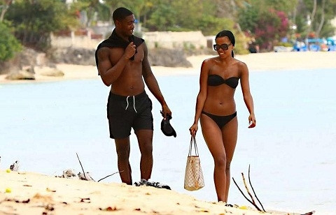 Hậu vệ của Man United Tyler Blackett đi dạo bên bờ biển ở Barbados cùng một nửa anh