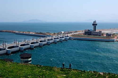 Ngoài những tác dụng tích cực về kinh tế, nông nghiệp, đê Saemangeum mang lại nhiều lợi ích thúc đẩy du lịch