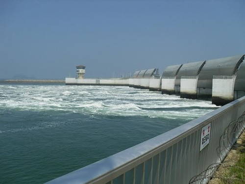 Đi xe dọc đê ngắm bãi biển là trải nghiệm thú vị