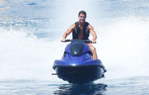 Ronaldo cũng rất nhanh ngay cả trên mặt nước. Ngôi sao người Bồ Đào Nha tỏ ra thích thú với chiếc xe trượt nước