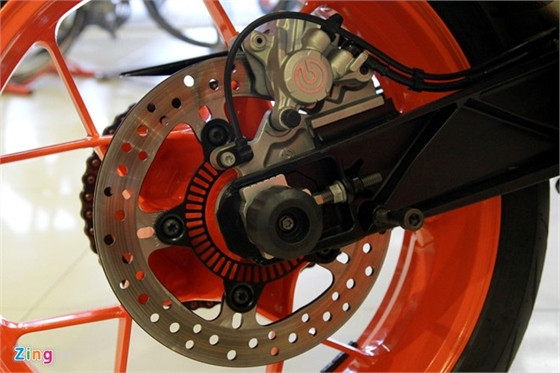 Hệ thống phanh sau sử dụng đĩa đơn 240 mm cùng kẹp phanh Brembo.