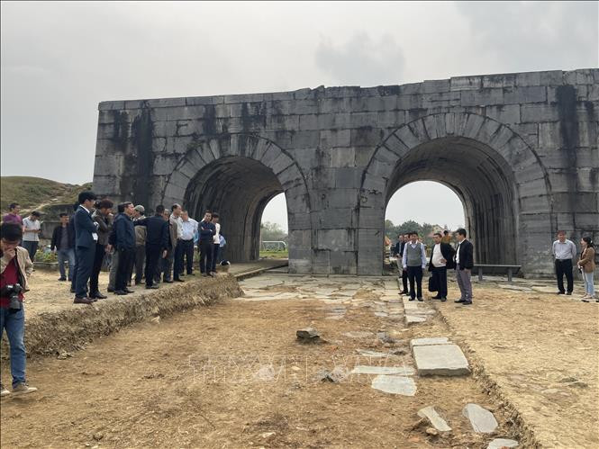 Nhiều phát hiện mới tại khu vực 4 cổng và tường Thành nhà Hồ