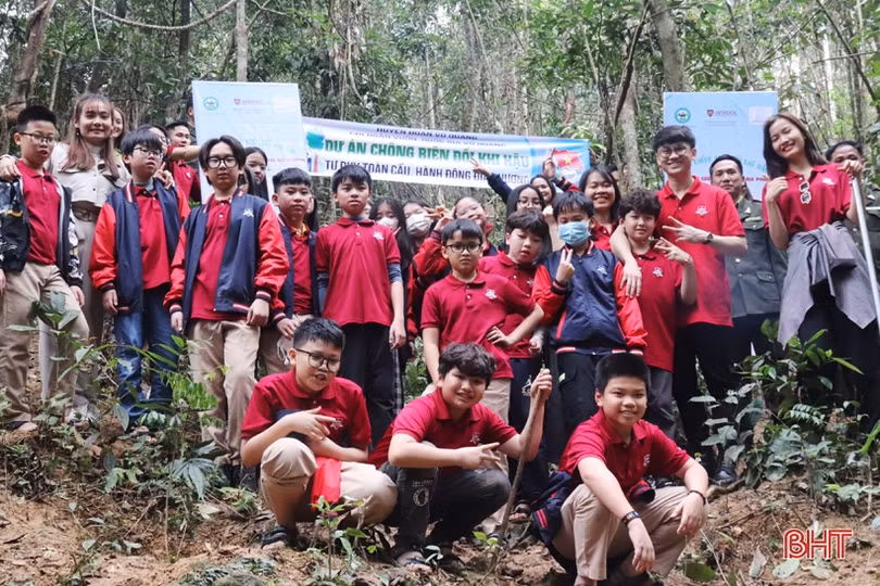 Học sinh Trường Ischool Hà Tĩnh trồng cây chống biến đổi khí hậu