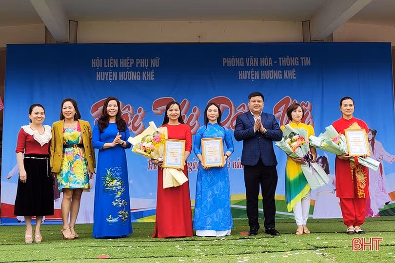 Chị em phụ nữ Hương Khê thi dân vũ mừng ngày 8/3