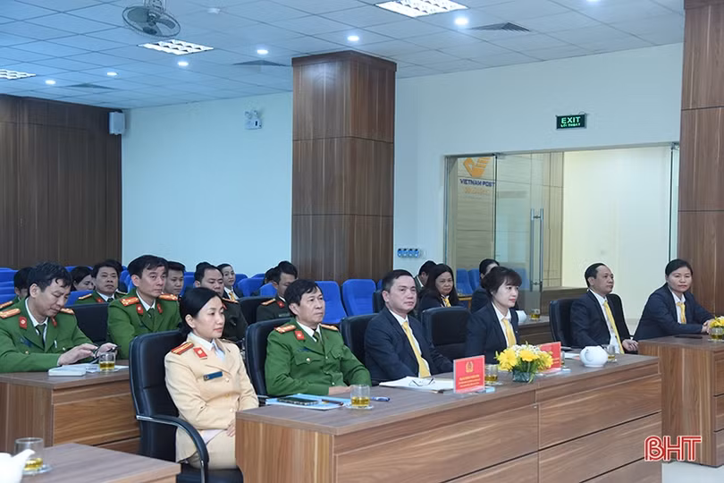 Công an Hà Tĩnh và Bưu điện tỉnh ký kết hợp tác triển khai dịch vụ bưu chính công