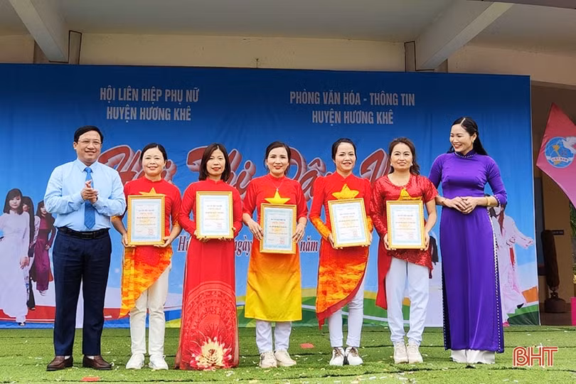 Chị em phụ nữ Hương Khê thi dân vũ mừng ngày 8/3