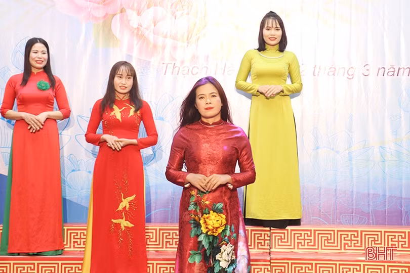 Phụ nữ Thạch Hà thanh lịch trong chương trình “Duyên dáng áo dài”