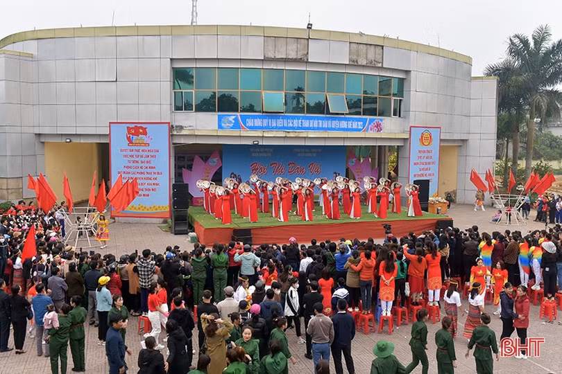 Chị em phụ nữ Hương Khê thi dân vũ mừng ngày 8/3