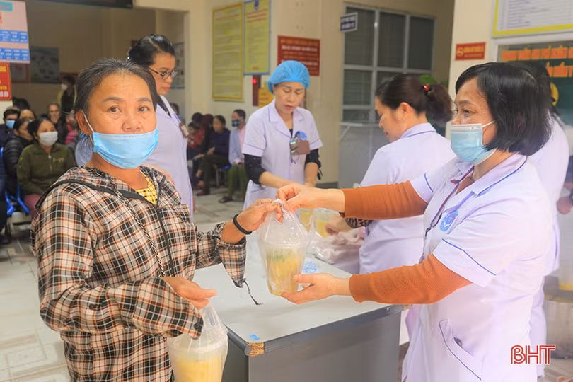 Trao hơn 300 suất cháo tình thương cho người bệnh ở Thạch Hà