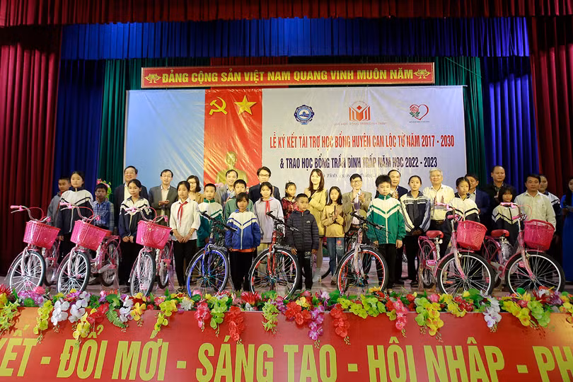 Quỹ học bổng Trần Đình Trấp tài trợ học bổng 3 tỷ đồng cho học sinh khó khăn ở Can Lộc