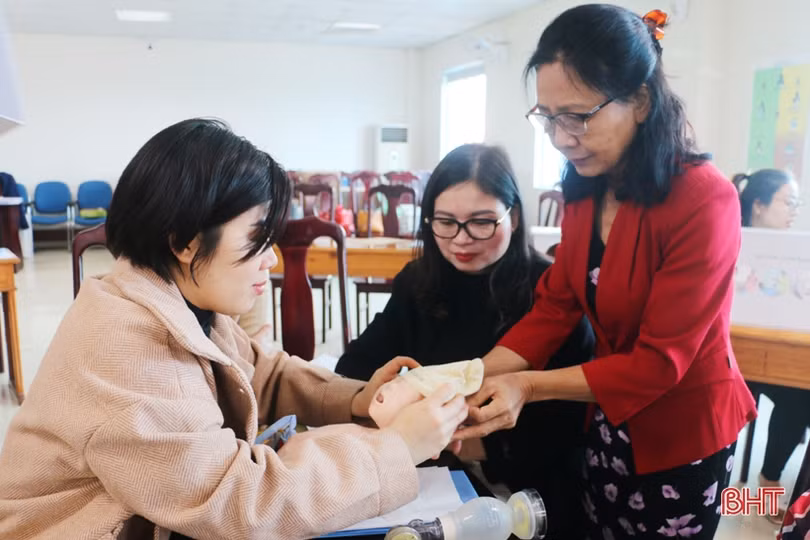 “Cầm tay chỉ việc” để nâng cao năng lực cho các cơ sở y tế Hà Tĩnh 