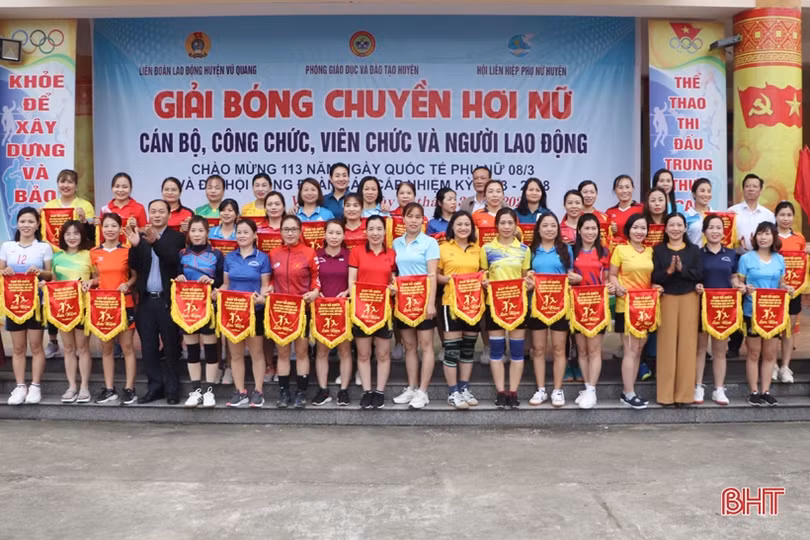 Giải bóng chuyền chào mừng đại hội công đoàn các cấp ở Vũ Quang