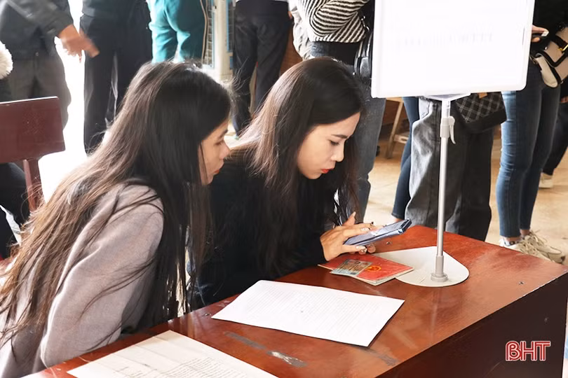 Công an Hà Tĩnh tích cực hướng dẫn người dân làm hộ chiếu trực tuyến