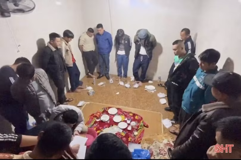 Thạch Hà: Đột kích sới bạc do 2 cha con tổ chức, bắt 12 đối tượng