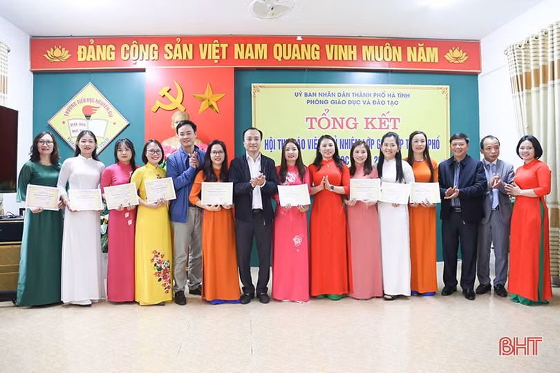 Thành phố Hà Tĩnh vinh danh 52 giáo viên chủ nhiệm giỏi cấp tiểu học