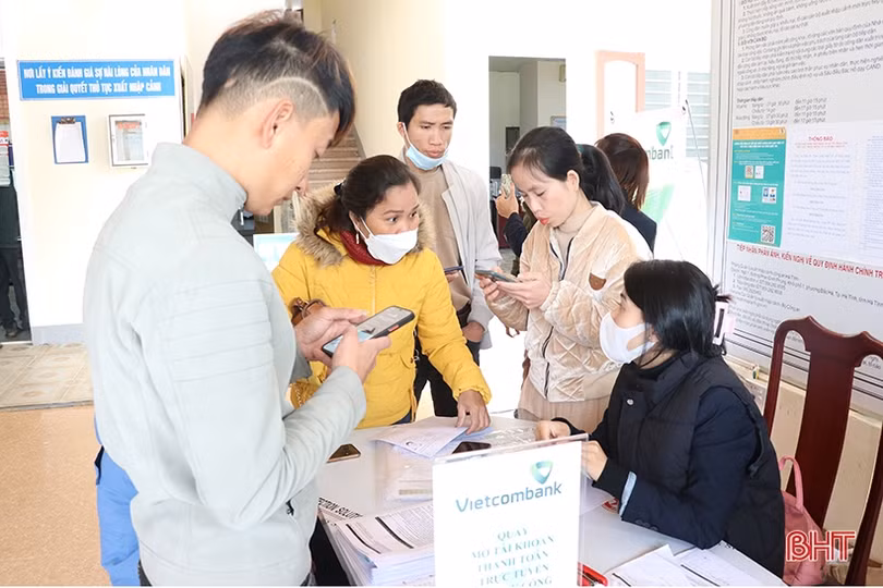 Công an Hà Tĩnh tích cực hướng dẫn người dân làm hộ chiếu trực tuyến