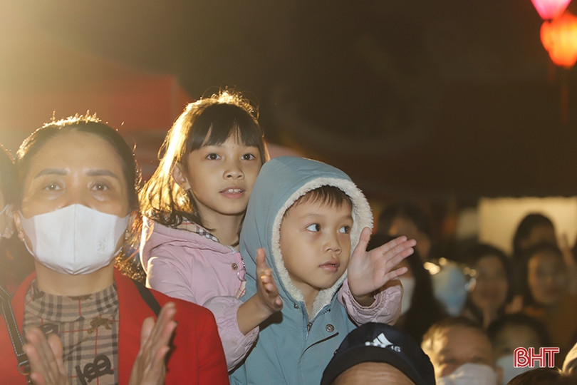 Giới trẻ Thành Sen yêu thích hoạt động văn hóa truyền thống tại Lễ hội xuân Văn Miếu ảnh 12 Giới trẻ Thành Sen yêu thích hoạt động văn hóa truyền thống tại Lễ hội xuân Văn Miếu