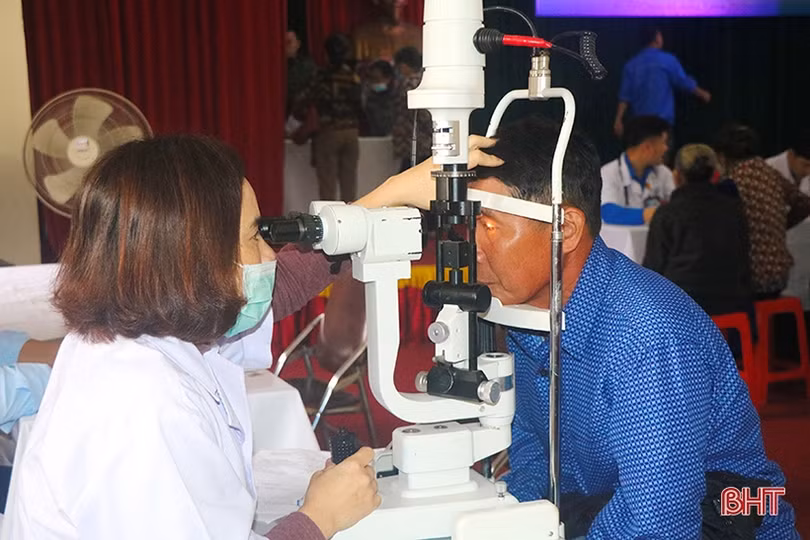 Khám, cấp thuốc miễn phí cho 250 hộ nghèo, gia đình chính sách 