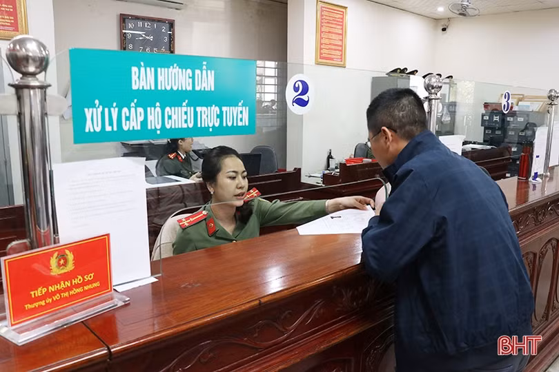 Công an Hà Tĩnh tích cực hướng dẫn người dân làm hộ chiếu trực tuyến