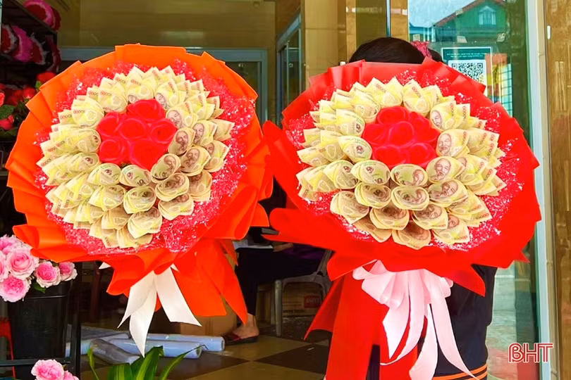 Cẩn trọng kẻo vi phạm pháp luật khi dùng tiền thật kết thành hoa!