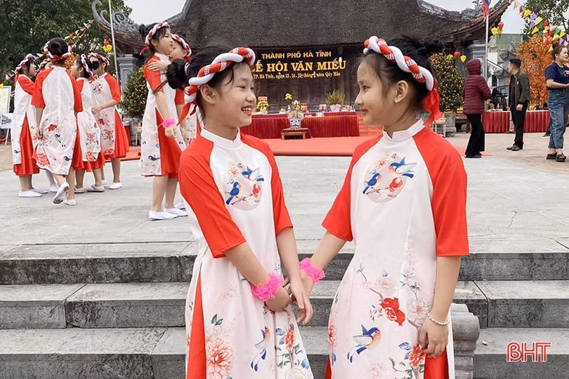 Giới trẻ Thành Sen yêu thích hoạt động văn hóa truyền thống tại Lễ hội xuân Văn Miếu